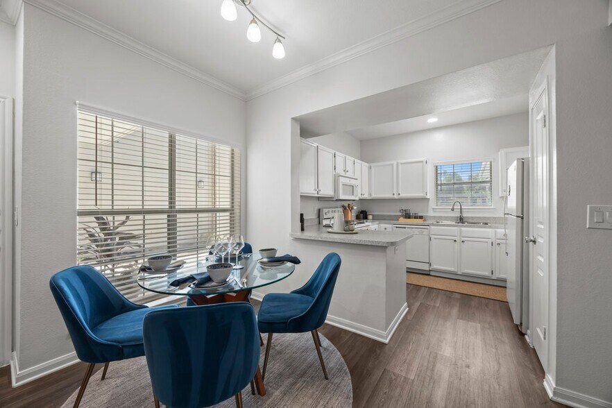 Building Photo - 12345 Lamplight Village Ave