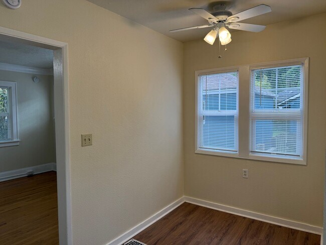 Building Photo - 3 Bedroom 1 Bathroom House