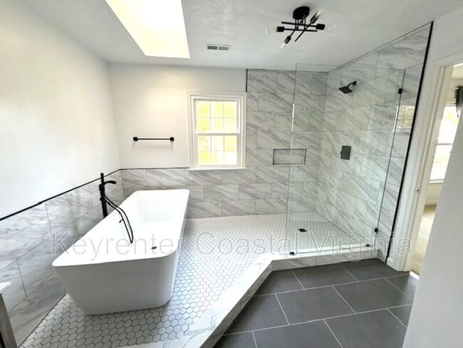 Building Photo - 913 Edgewater Dr