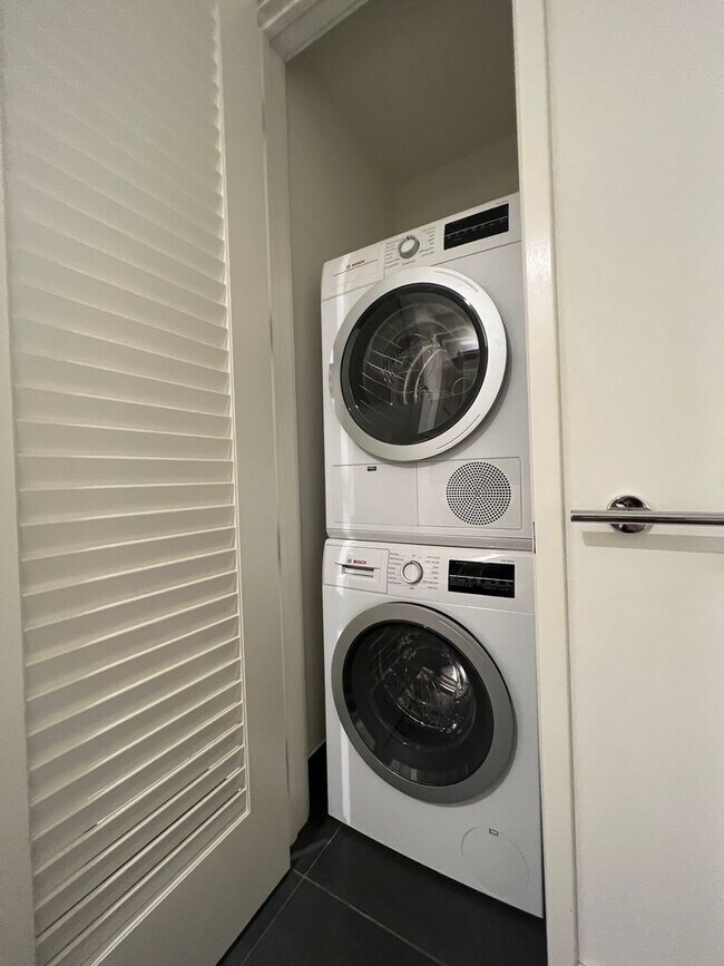 Building Photo - Luxury Executive Condo for Rent - DTLA