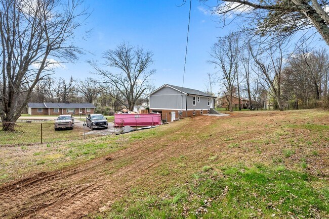 Building Photo - Newly Renovated 3 Bedroom Pet Friendly Hom...