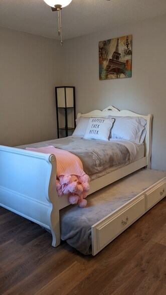 Full size bed with twin trundle bed - 4700 Cornwall Pl