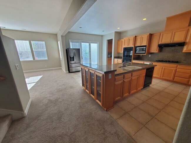 Building Photo - STUNNING SPACIOUS 5 BEDROOM HOME IN CONCOR...