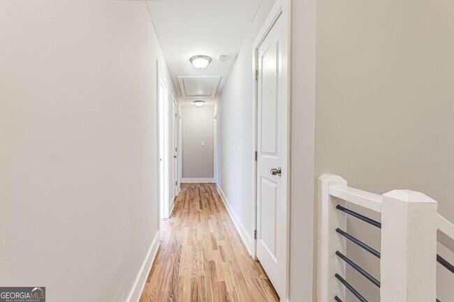 Building Photo - 870 Gaston St SW