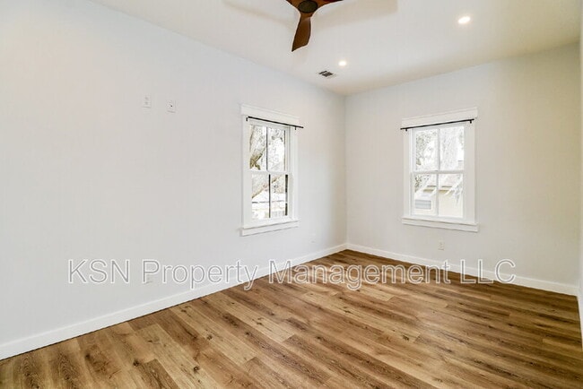 Building Photo - 1025 W 38th St