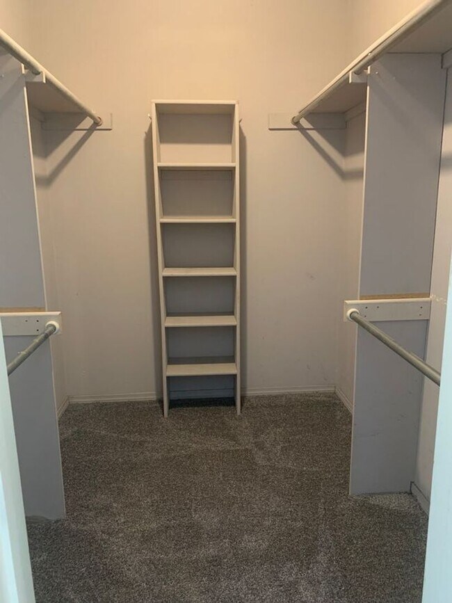 Building Photo - This beautifully updated three-bedroom, tw...