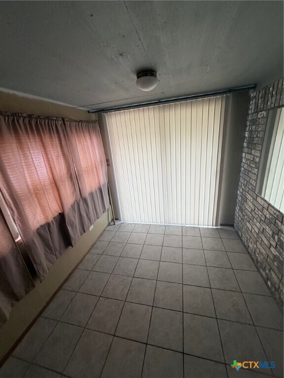 Building Photo - 2502 Transit Dr