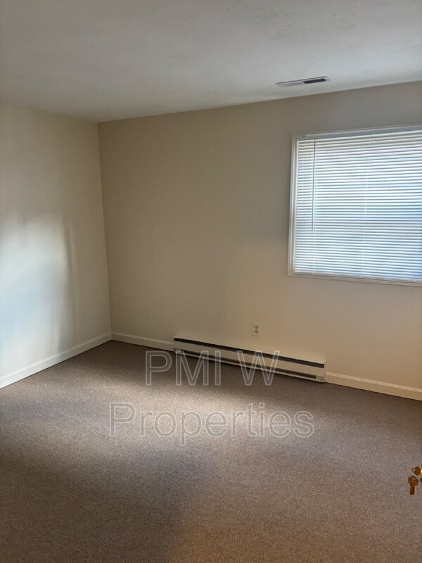Building Photo - 210 Pine St