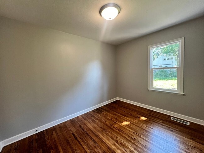 Building Photo - Adorable 3 Bedroom Fully Renovated Home!
