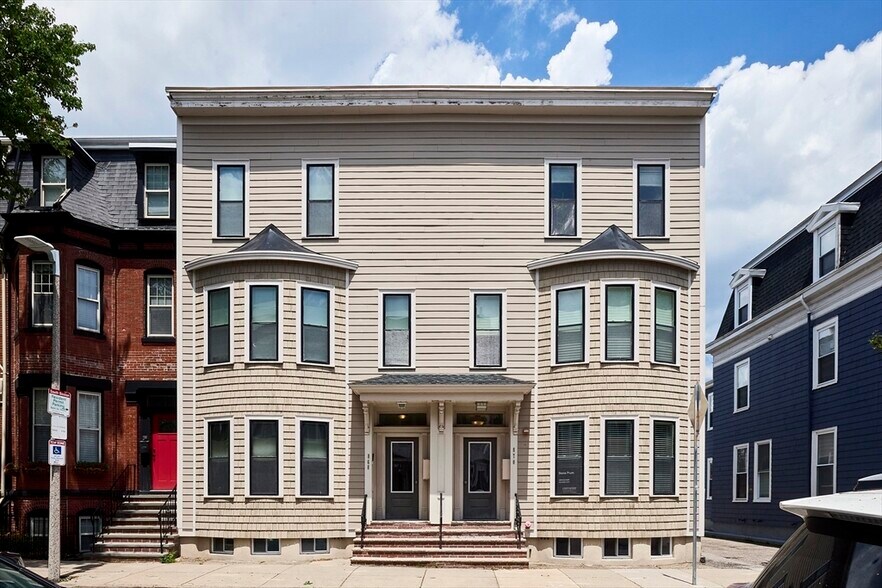Building Photo - 870 E 4th St