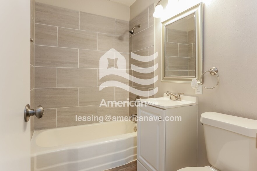 Building Photo - 922 W 54th St