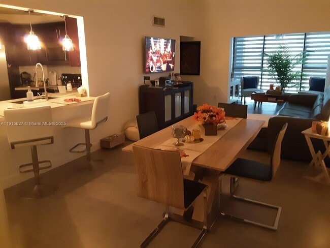 Building Photo - 9409 Fontainebleau Blvd