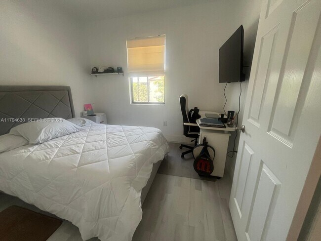 Building Photo - 8985 NW 98th Ave