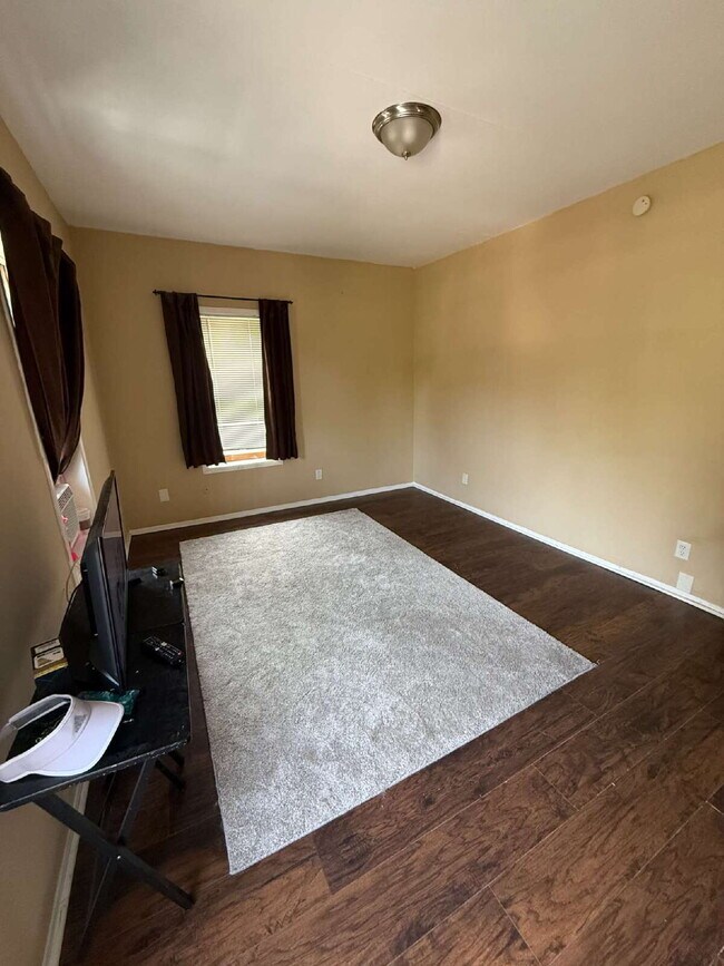 Building Photo - Charming 2 Bedroom 1 Bathroom with small b...