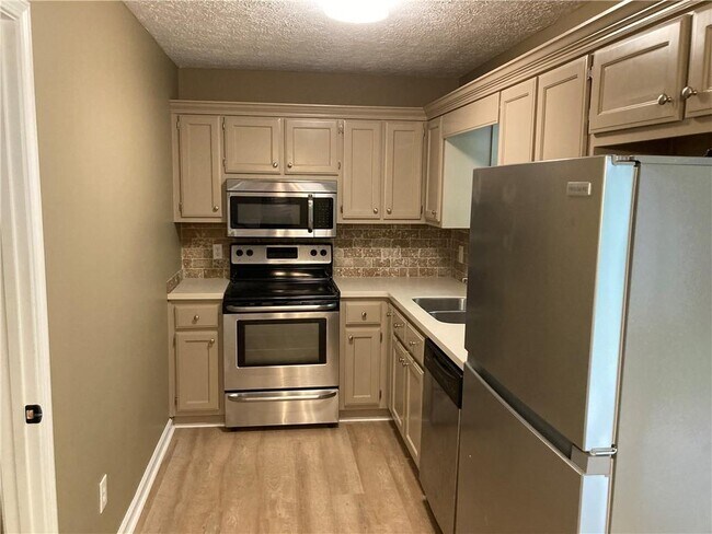 Building Photo - 6110 Lakeside Ct