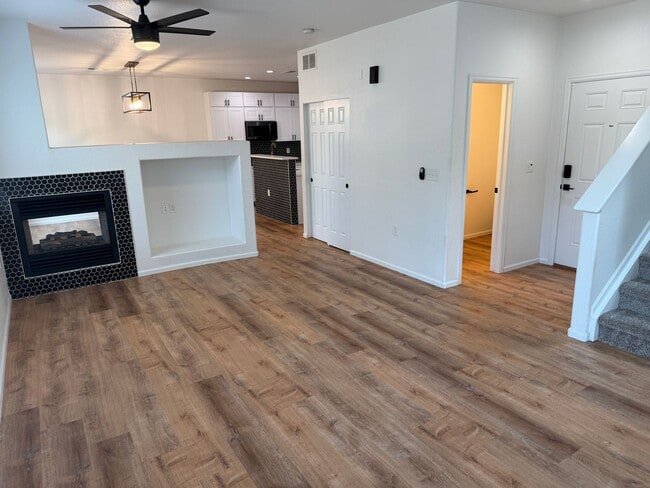 Building Photo - GEORGEOUS 2 bedroom townhome!