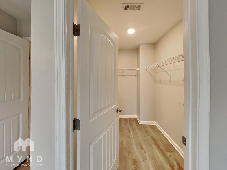 Building Photo - 828 Lake Chase