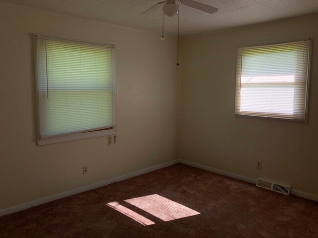 Building Photo - Check Out this Renovated House in a Quiet Neighborhood with a Large Yard!