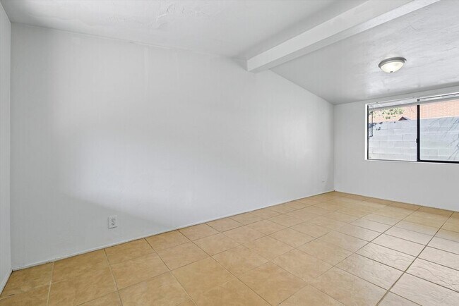 Building Photo - 1662 N Beverly Ave