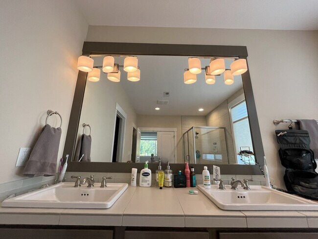 Building Photo - Expansive 4-Bedroom Home with Office, Ente...