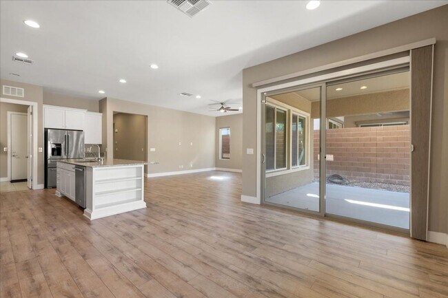 Building Photo - Lovely Home!