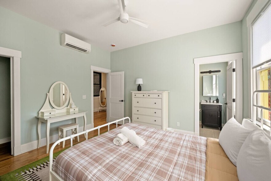 Building Photo - 1918 Vine St