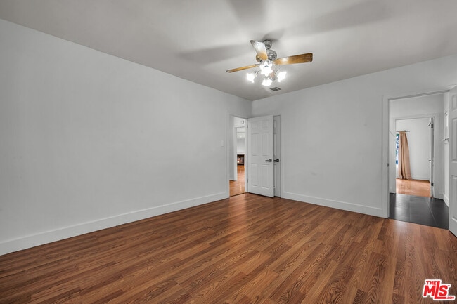 Building Photo - 922 S Bundy Dr