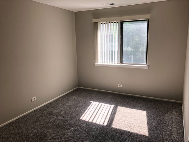 Building Photo - Wheeling, Lexington Commons 2BR/2BA 1 Garage & 2 Pools!