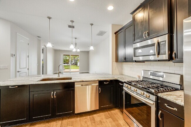 Building Photo - 3 bedroom Loren Cove Unit with Access to A...