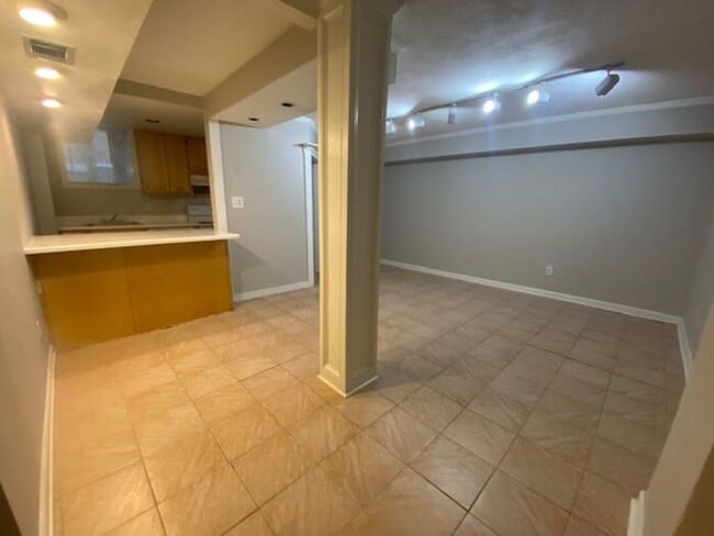 Building Photo - Charming 2-Bedroom Apartment in the Heart ...