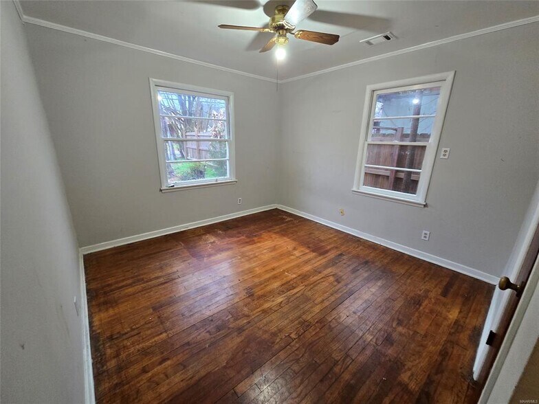 Building Photo - 2205 E 5th St