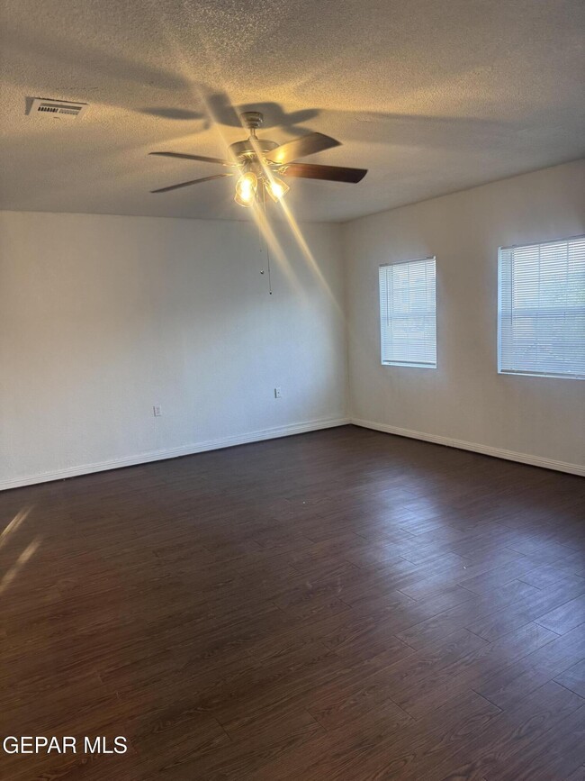 Building Photo - 3033 Tierra Humeda Dr