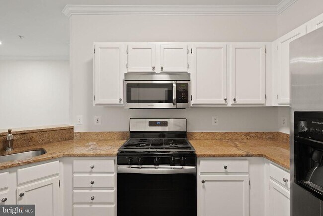Building Photo - 1704 Lake Shore Crest Dr