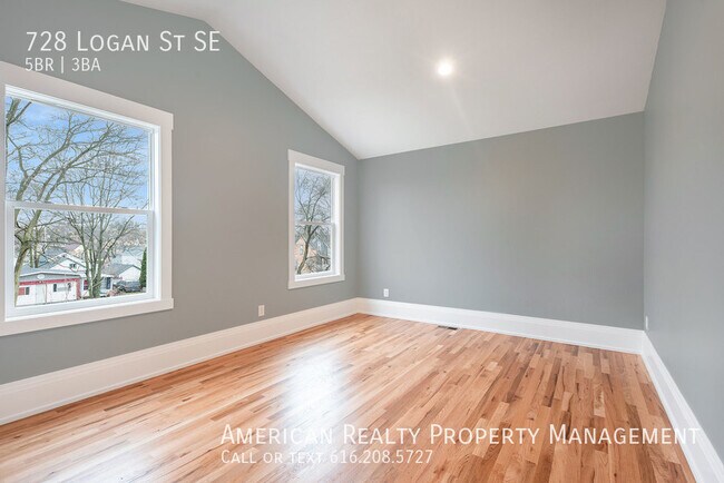 Building Photo - 728 Logan St SE