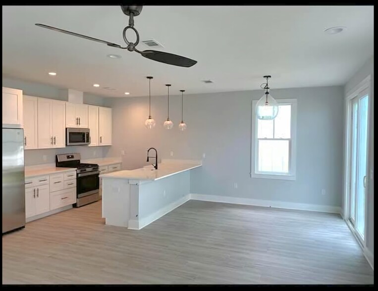 Building Photo - 29 Lighthouse Pointe Blvd