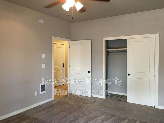Building Photo - 502 SW Evergreen Ave