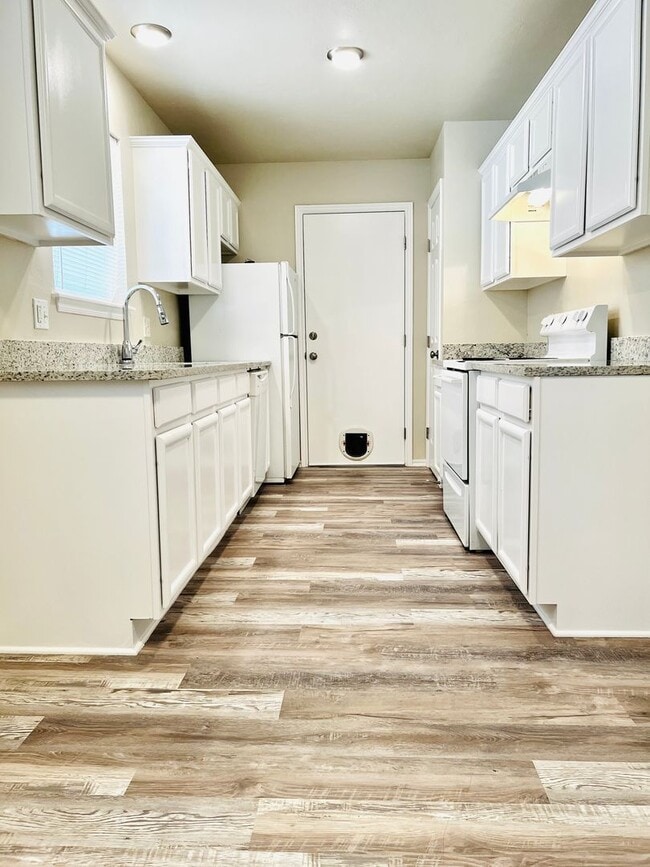 Building Photo - Move-In Special: Updated 2BD 1BA Duplex in...