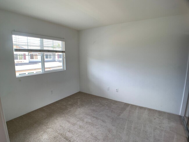 Building Photo - 3 bedrooms with A/C & 2 car garage in Ewa Beach (Spinnaker Place Townhome)! First showing is 12/1...