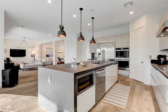 Building Photo - 2567 Speyburn Ave