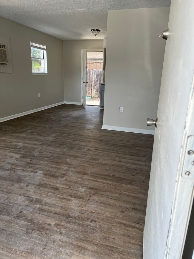 Building Photo - 2 bedroom 1 bath Duplex &  Washer & Dryer ...