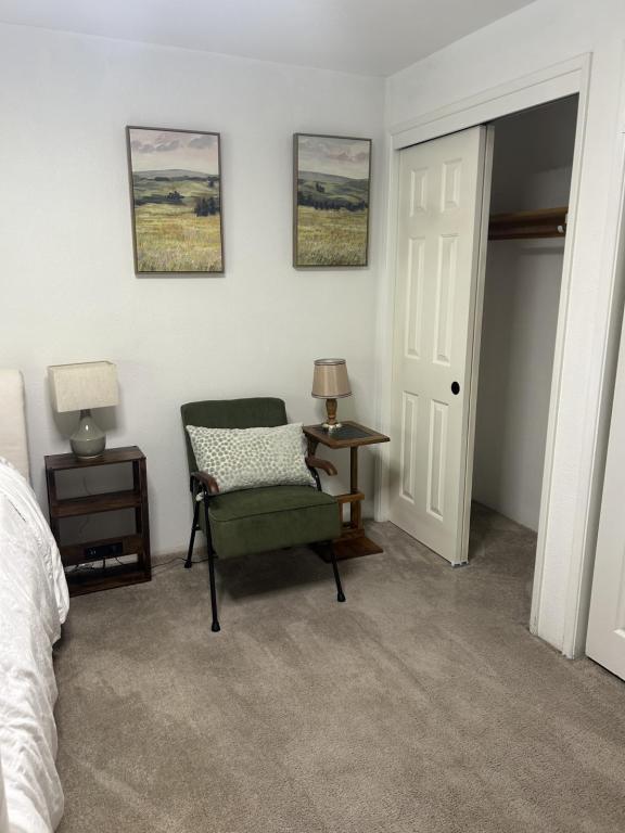 Building Photo - 2215 Poplar Dr