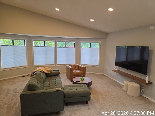 Building Photo - Renton - 4 bedroom 2.5 bath rental home - Custom home with large rooms - Available July 5th 2026