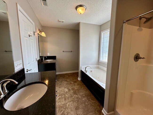 Building Photo - 3920 Cantle Dr