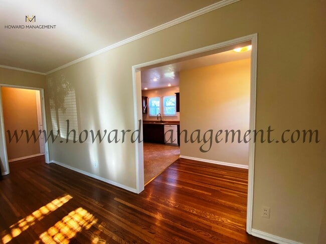 Building Photo - Lovely home with extra large backyard, con...