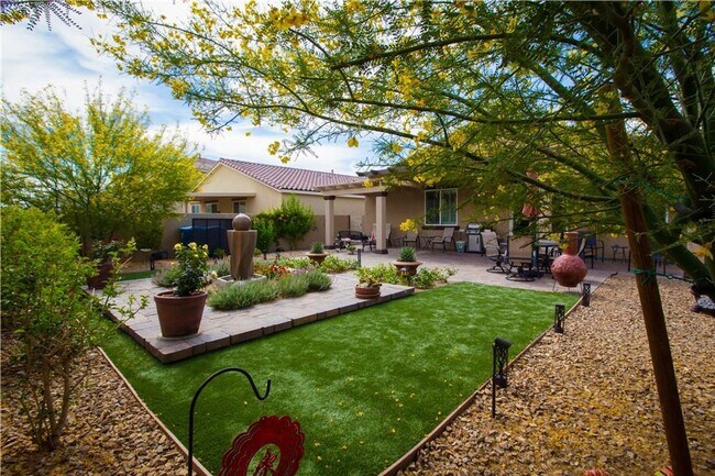 Building Photo - Single Story Home with Lush Backyard! Comi...
