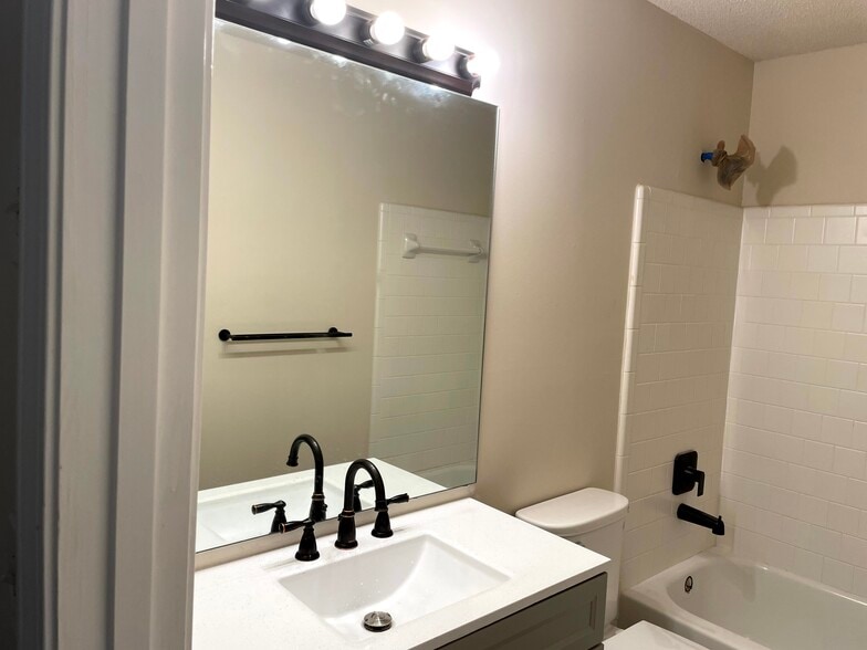 Building Photo - 2419 Traywick Chase