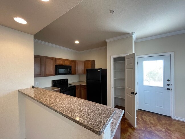 Building Photo - Town home for rent