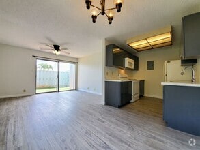 Building Photo - Rarely available! Upgraded ground floor 2b...