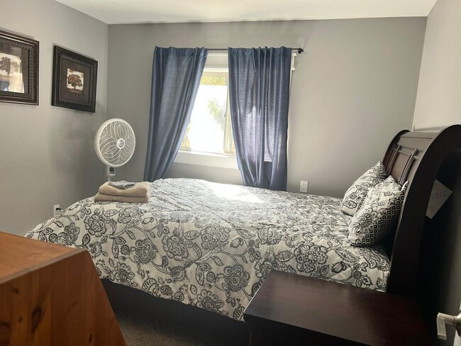 Building Photo - Executive Rental Fully Furnished PERFECT G...