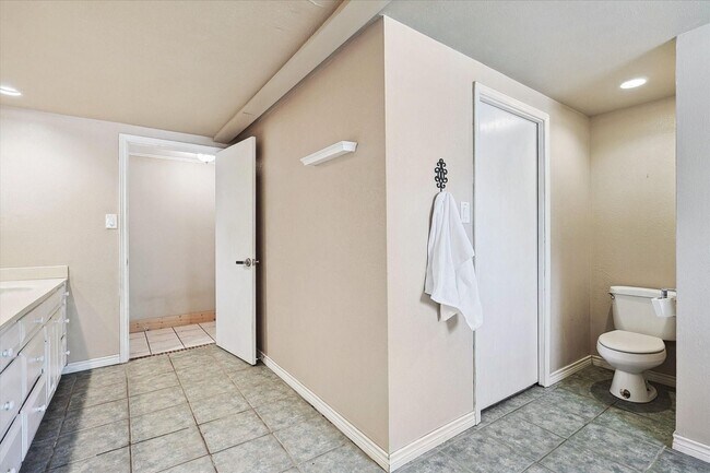 Building Photo - Amazing Historic 1940's Home in Original C...